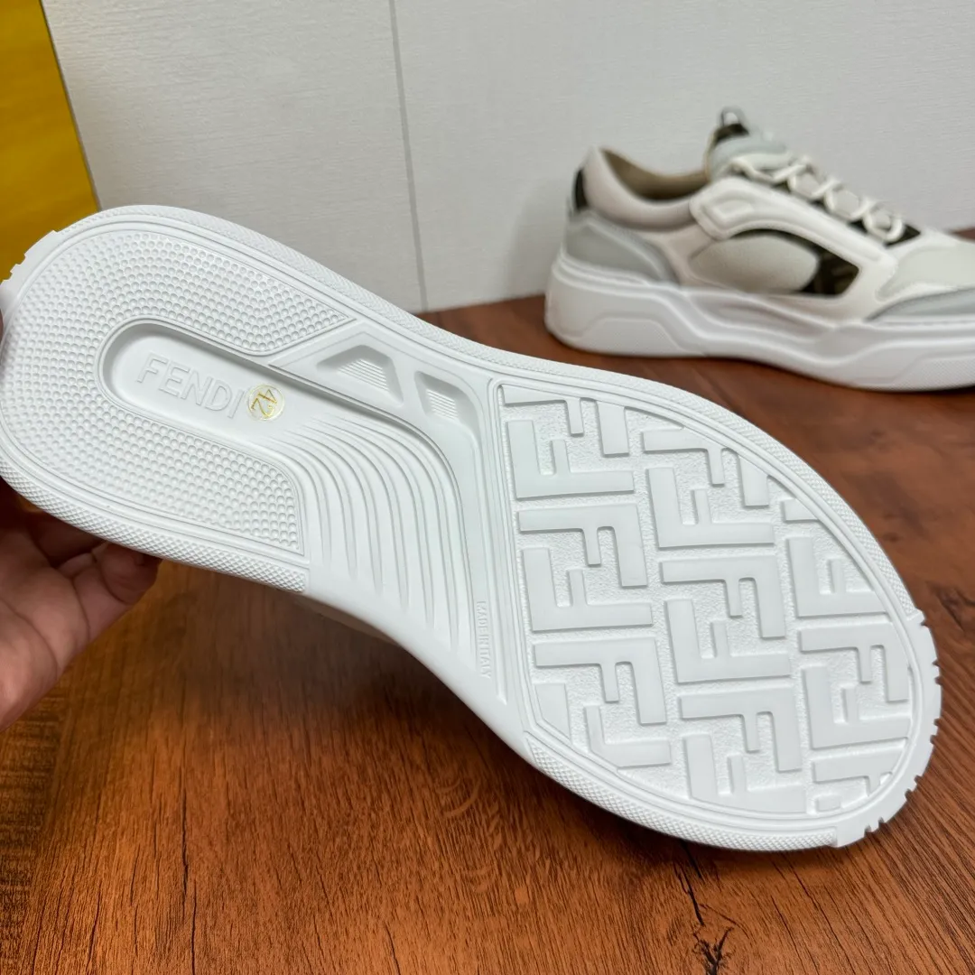 Batch 780 FENDI/FENDI Force men's sports shoes, new thick-soled lightweight lace-up low-top shoes at the counter, made of white full-grain leather and white and brown smooth leather, with padded elements. Brown FF jacquard and yellow technical fabric details. Lightweight, thick white sole with FF graphic details on the toe and heel. Main body of pebbled soft cowhide with Nappa calfskin. Contrasting color multiple composite splicing, extremely modern and youthful, webbing style lace-up hole design, multiple injection molded brand logo plastic modules on the toe, and embroidered FF logo on the side, heavy craftsmanship, full of details, super high quality control and fine workmanship! Full mesh breathable lining, ultra-light TPR foam rubber; molded outsole, lightweight and versatile, non-slip and wear-resistant! Comes with full packaging! Size: 39-40-41-42-43-44 Leather shoe size (can be customized, 38.45 cannot be returned or exchanged) Item number: 7E1728 Gray and white